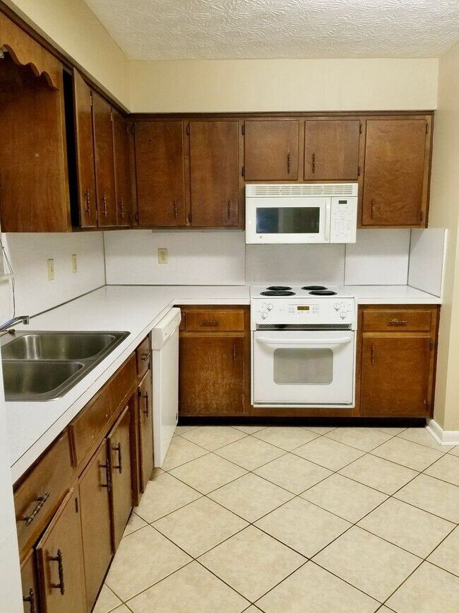 Building Photo - 3 Bedroom, 2 bath home in Lakeside Estates!!