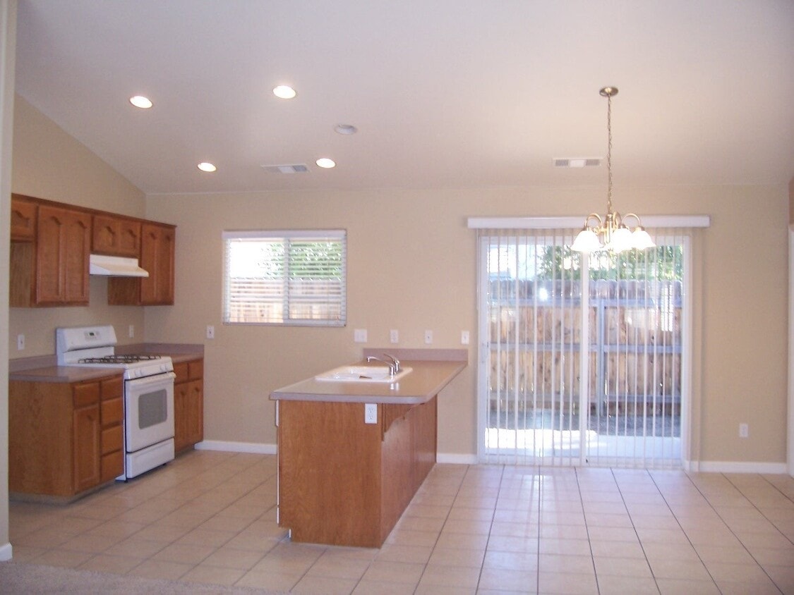 Building Photo - 1325
