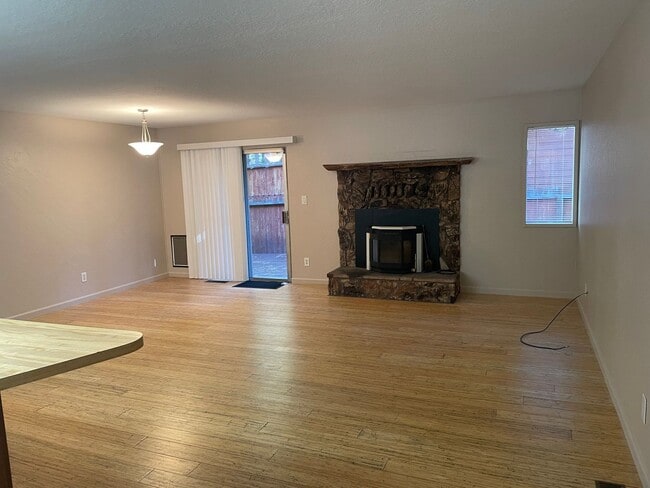 Building Photo - Great Al Tahoe location - long term rental