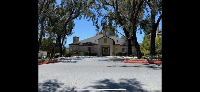 Building Photo - 695 Bristol Dr