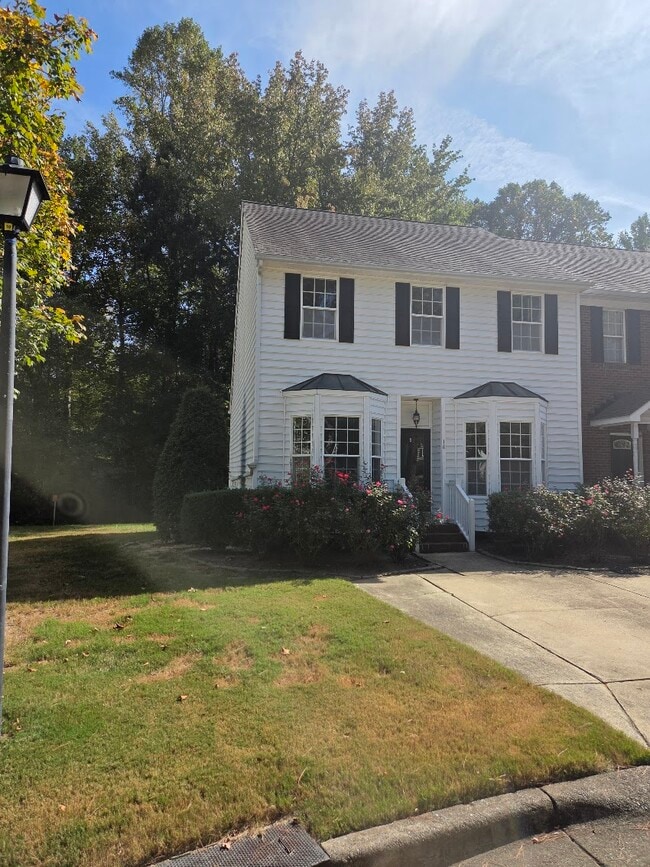 Building Photo - 18 Duke of Gloucester Cir