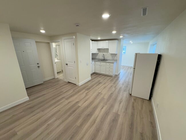 Foto del edificio - 6120 Strathmore Ln