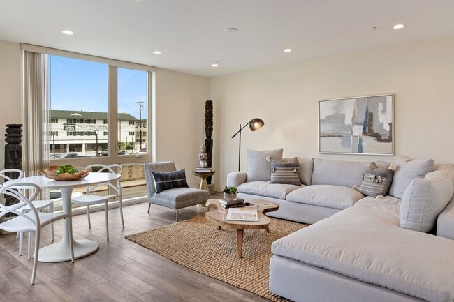 Foto del edificio - PRISTINE LUXURY BEACH CONDO, 1 BLOCK TO TH...