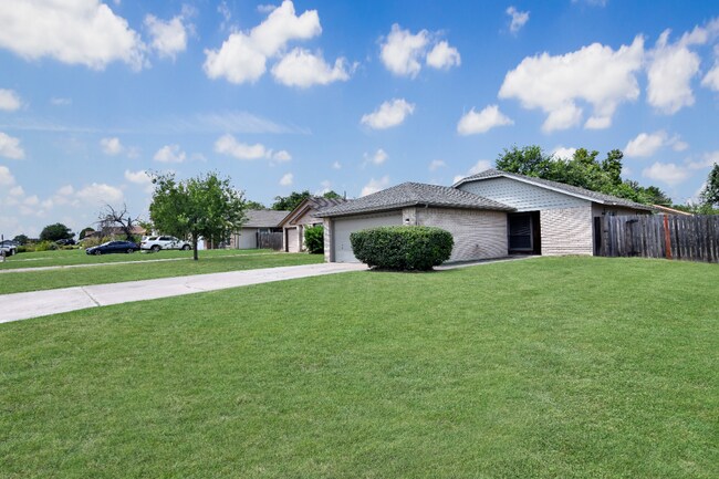 Foto del edificio - 2207 Creekwood Dr