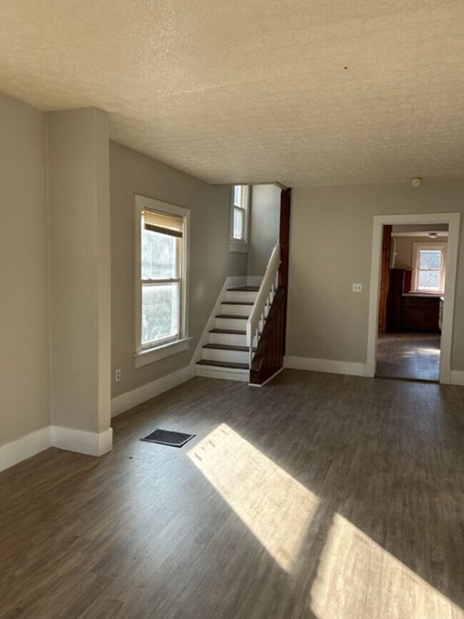 Building Photo - Large 3 Bedroom Duplex