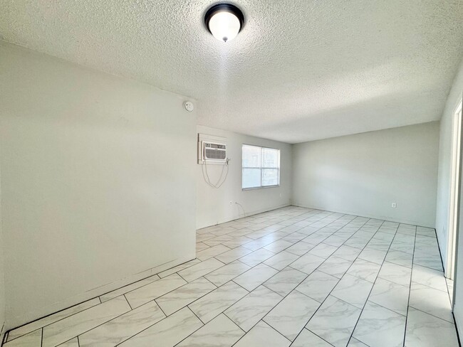 Building Photo - Off Havendale - End Unit Duplex