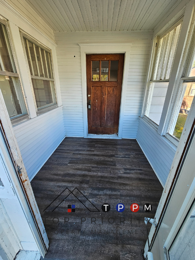 Building Photo - 2 Bedroom | 1 Bathroom Single-Family Home ...