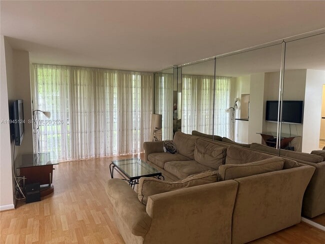 Foto del edificio - 17021 N Bay Rd