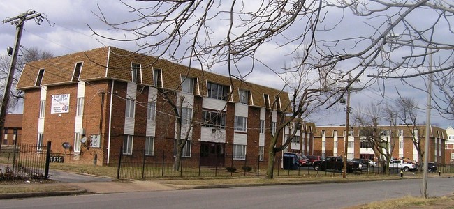 Building Photo - Four Seasons Apartments