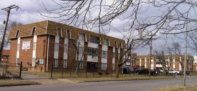 Foto del edificio - Four Seasons Apartments