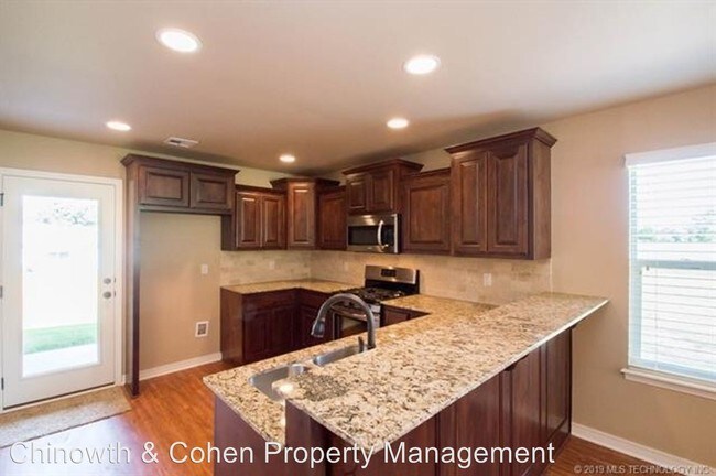 Building Photo - 3 br, 2.5 bath House - 3 W 32nd Ct
