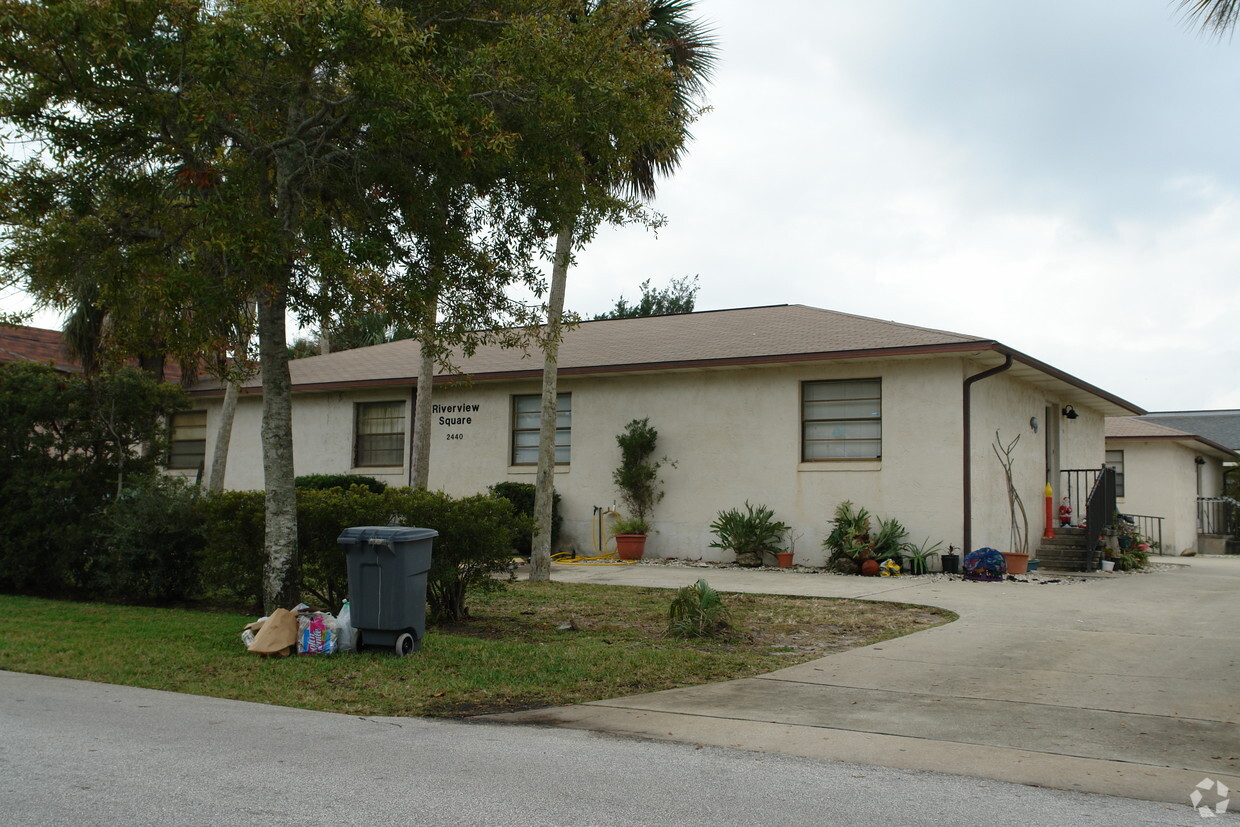 Primary Photo - 2440 S Palmetto Cir