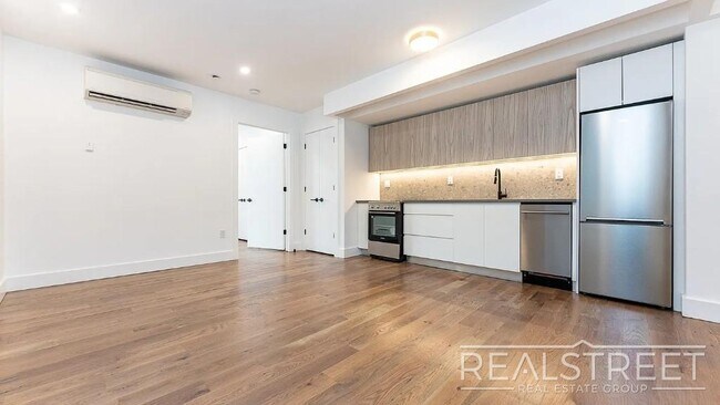 Foto del edificio - Montrose Avenue