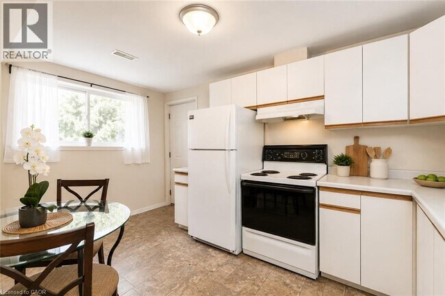 Building Photo - 442 Blythwood Pl