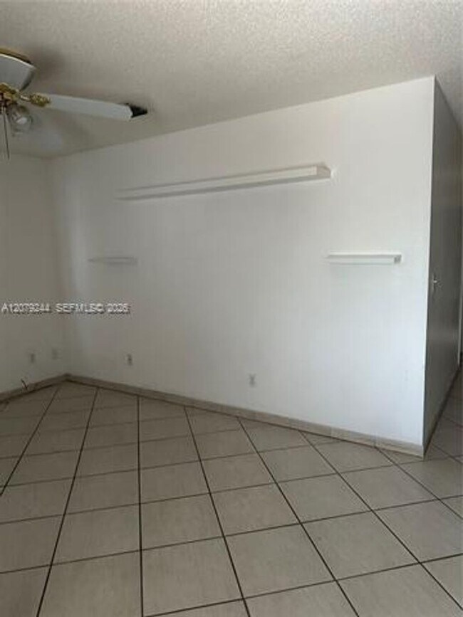 Foto del edificio - 6104 Pierce St