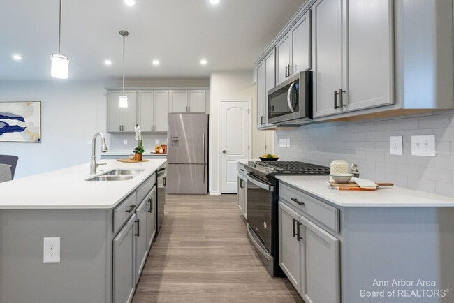 Building Photo - 2801 Willow Ct