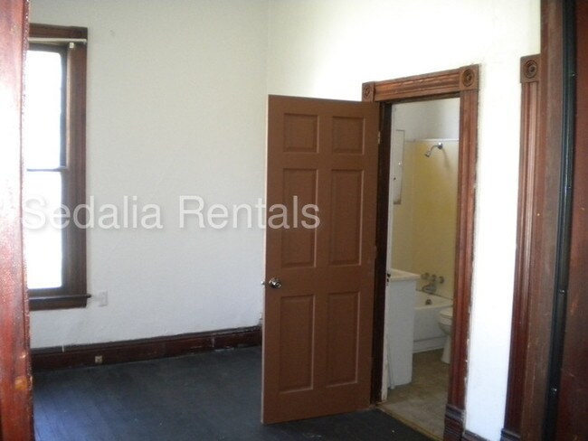 Building Photo - Pet friendly 3 bedroom