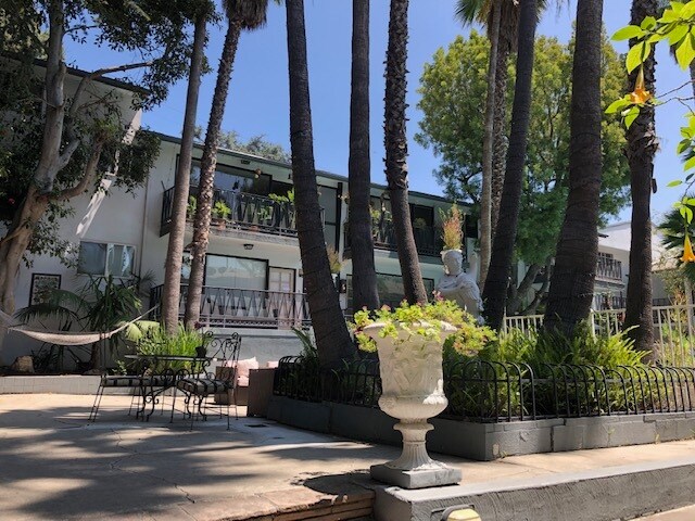 Foto del edificio - 7215 Hillside Ave