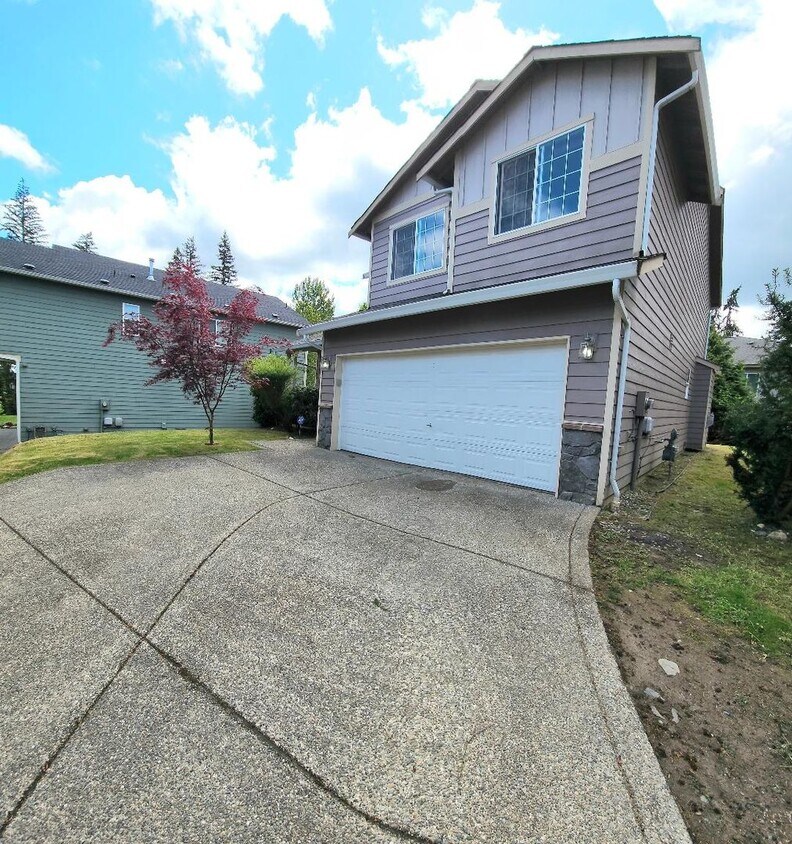 Foto principal - 4BDRM Home Available Now! ~ 2 Car Garage &...
