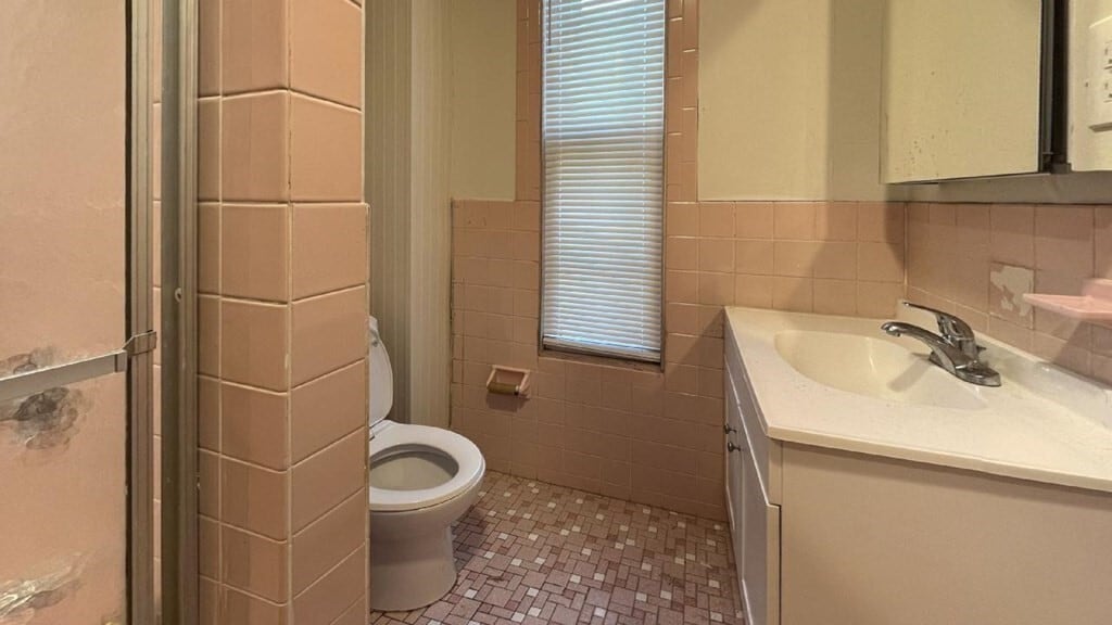 Building Photo - 206 Byron St