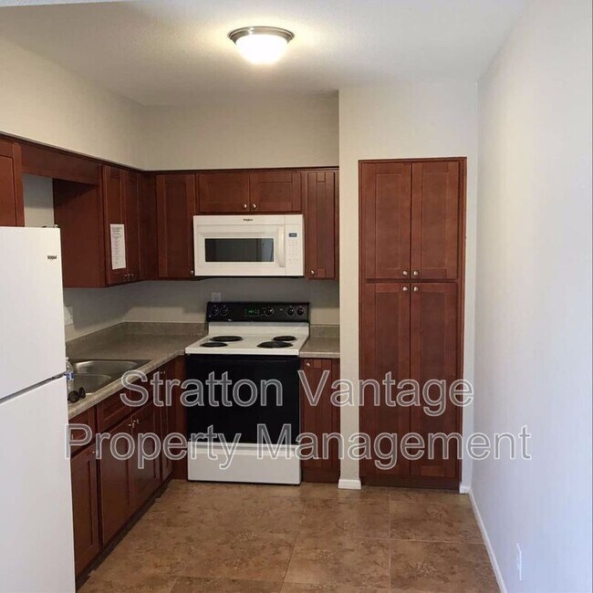 Building Photo - 450 N Lesueur