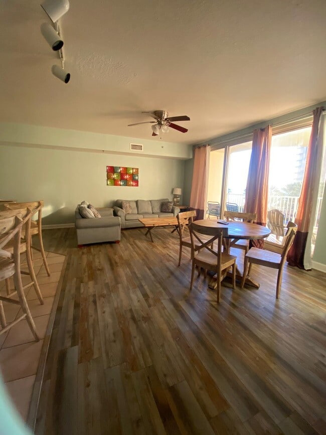 Building Photo - 9900 S Thomas Dr