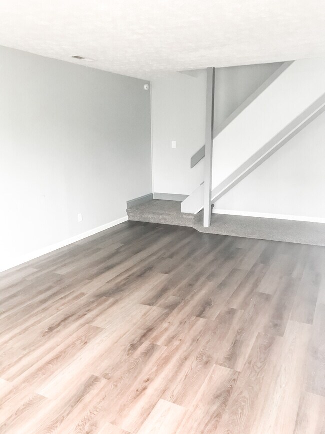 Family Room - 950 Wadsworth Rd