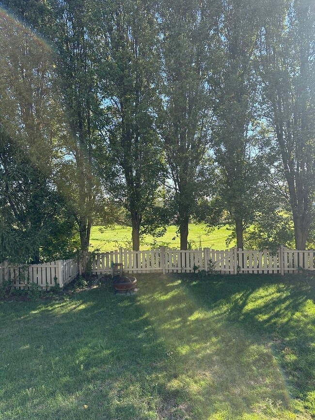 Building Photo - Welcome to this stunning 3 bed/3 bath sing...