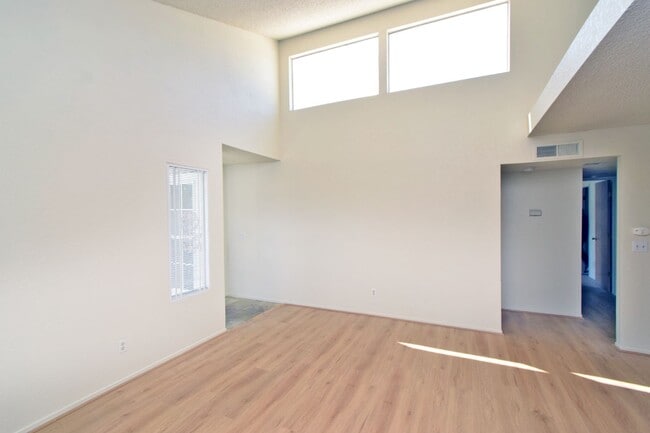 Building Photo - Cozy 2 Bedroom
