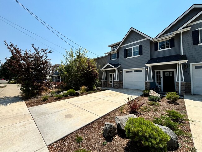 Building Photo - Harrison Street Townhome
