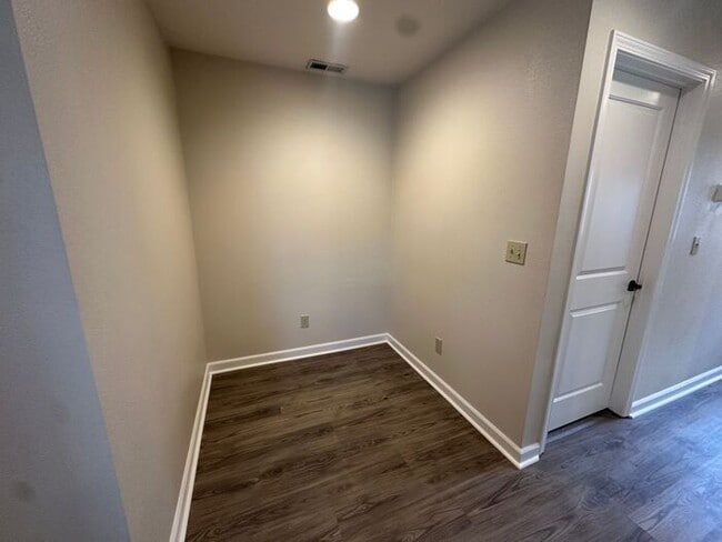 Building Photo - 1117 Buena Vista Ave