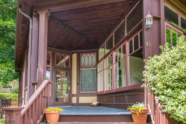 Building Photo - 45 Gates Ave