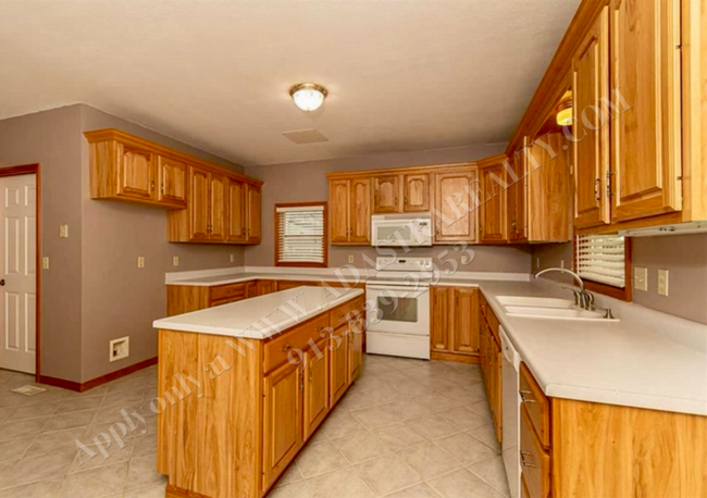 Building Photo - Spacious 3 Bed 3 Bath Home in Osawatomie-C...