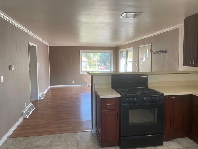 Foto del edificio - 4 bedroom 2 bathroom home