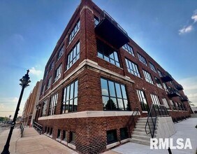 Building Photo - 1001 SW Adams St