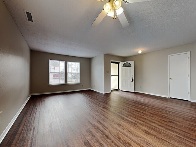 Building Photo - 4 bed 2.5 bath with back deck near Brownsb...