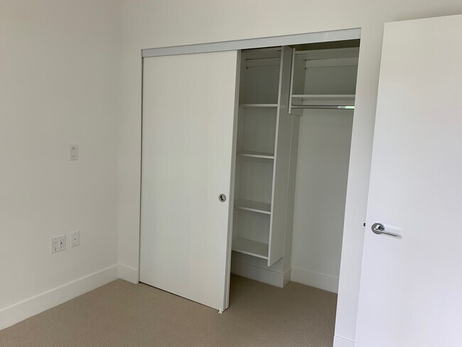 Bedroom - 3581 E Kent Av N