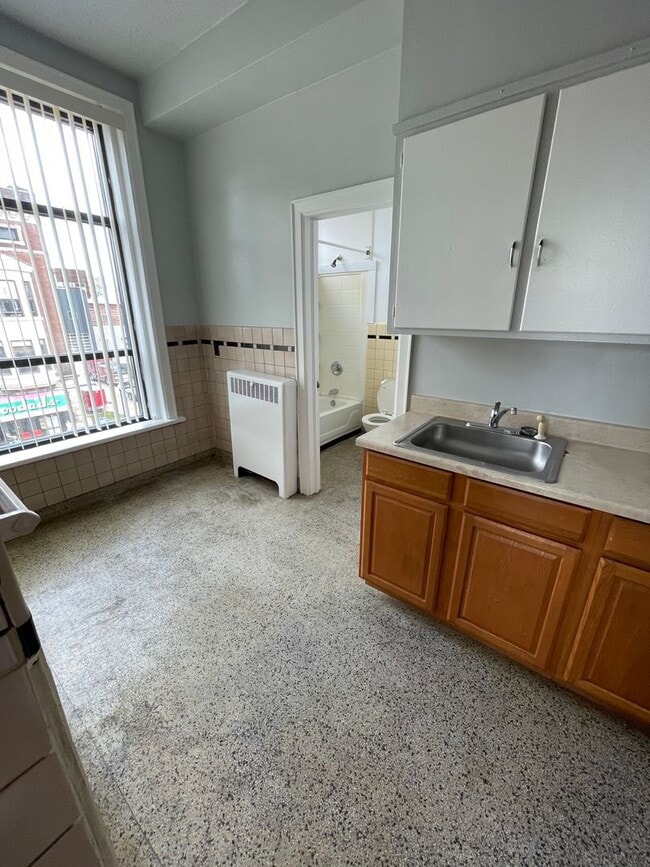 Building Photo - Large one room efficiency with large kitchen