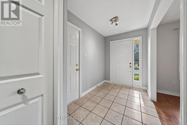 Building Photo - 33 Stoneycreek Crescent