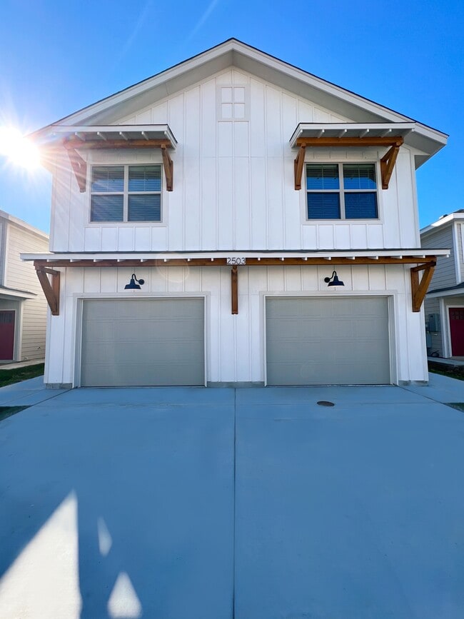 Building Photo - 2503 Lynwood Bnd