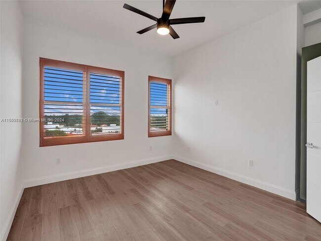 Building Photo - 2421 Lake Pancoast Dr