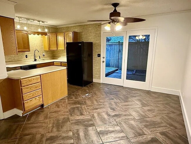 Building Photo - Beautifully Maintained Townhome in the Heart of Bellevue!