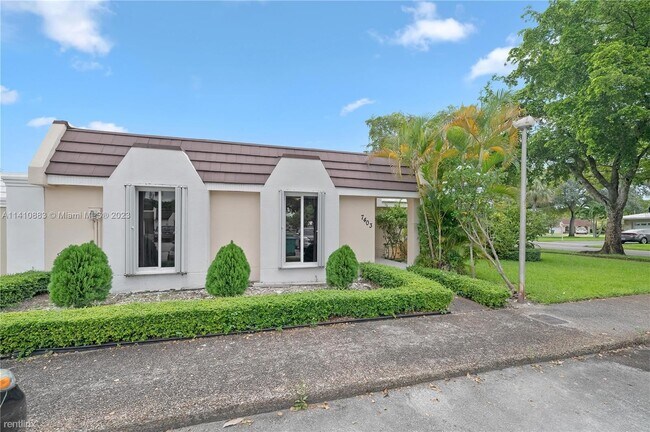 Building Photo - 3 br, 2 bath Townhome - 7403 Twin Sabal Dr...