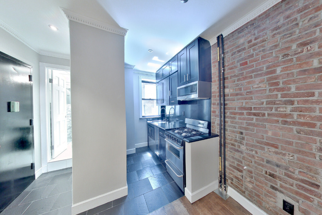 Foto principal - 352 W 52nd St