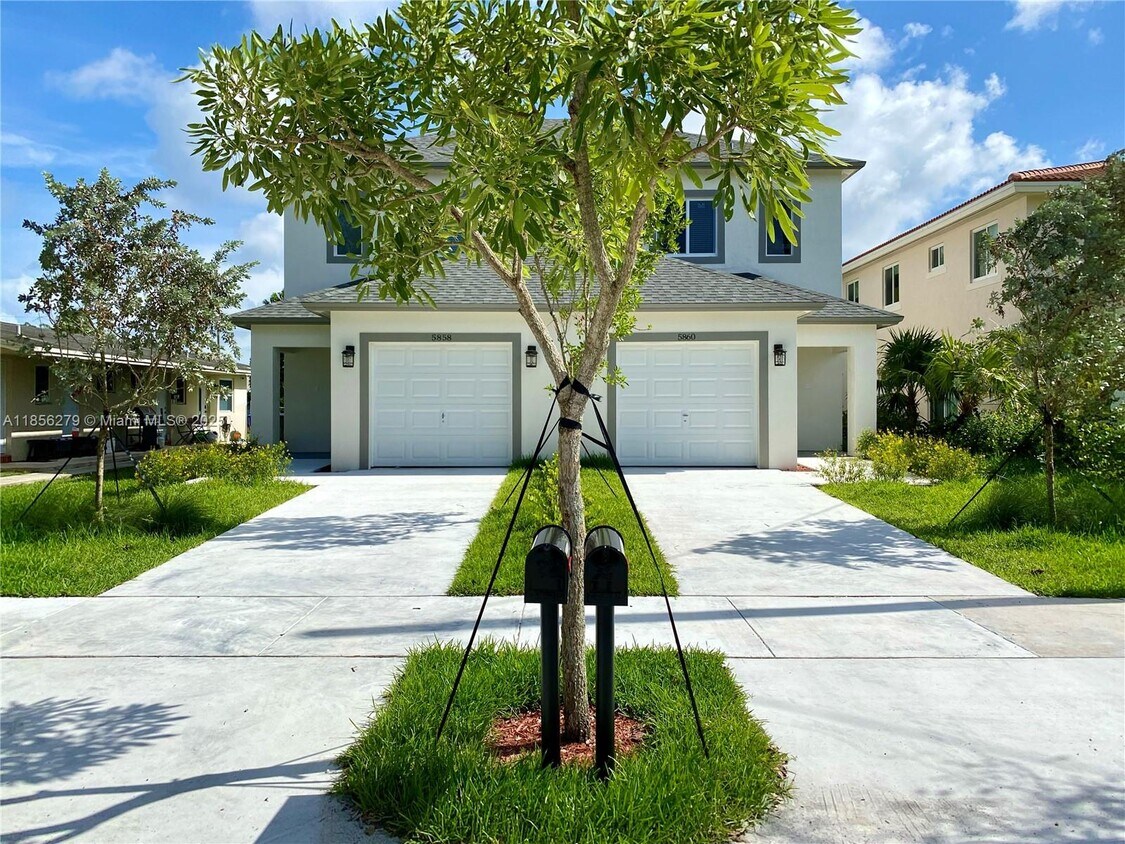 Foto principal - 5860 Lincoln St
