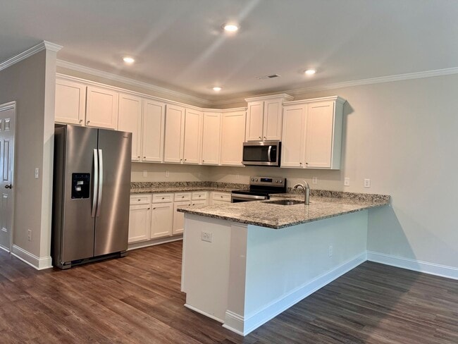 Building Photo - Convenient and Spacious Townhome