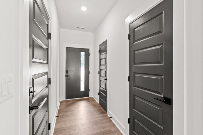 Foto del edificio - Move-in Ready Modern Townhome!!