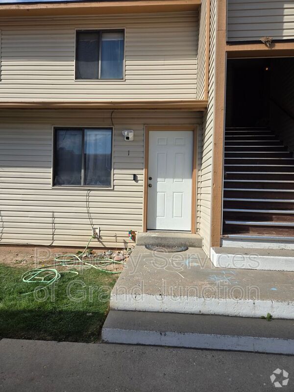 Building Photo - 1102 E Carolina Ave