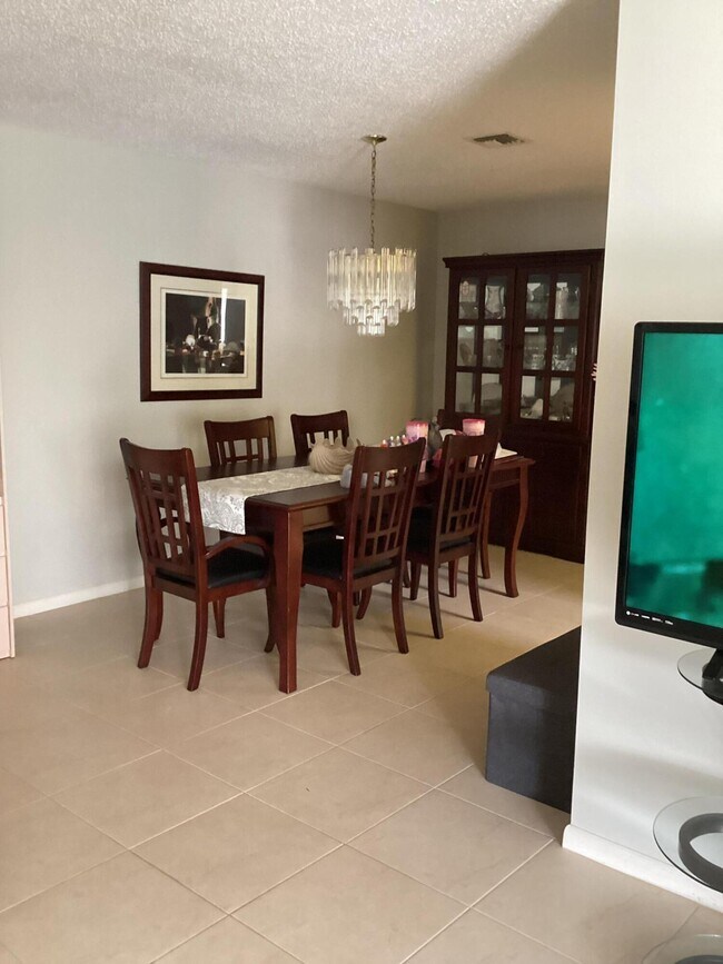 Foto del edificio - 1225 S Lakes End Dr