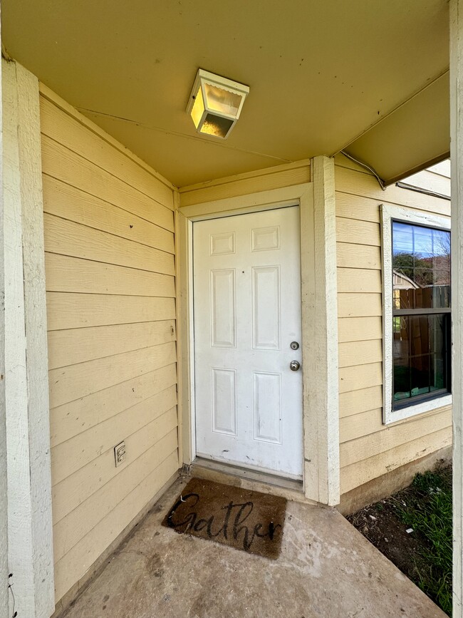 Building Photo - 9115 Valley Bend